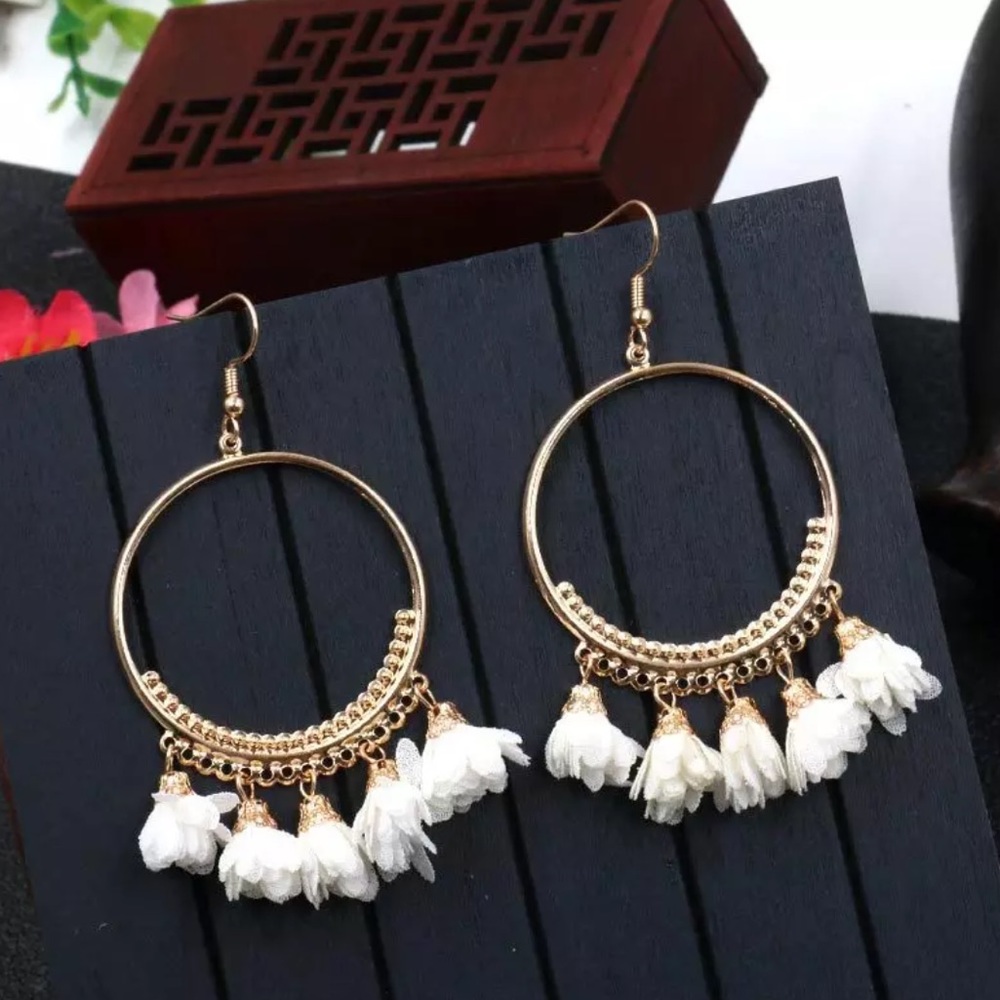 NEW 🌸 white Floral Gold Hoop Drop Earrings
